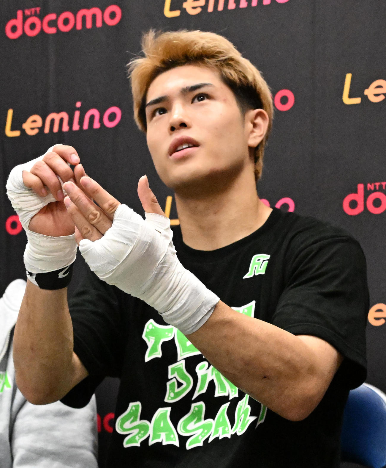 練習を公開、取材に応じる佐々木尽（撮影・千葉一成）