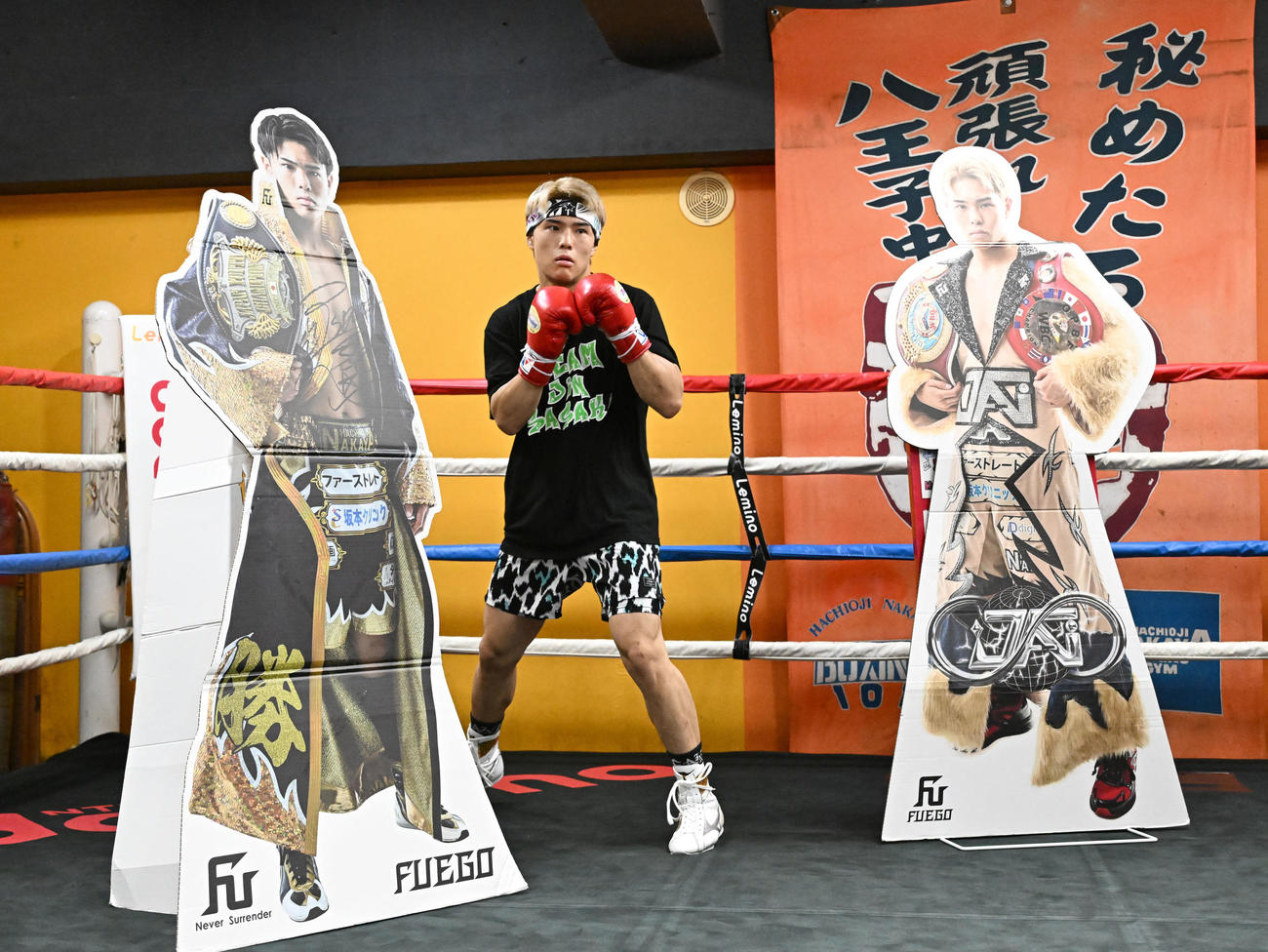 公開練習で、「過去の自分に打ち勝つ」と自身の等身大パネルを前に気合いを見せる佐々木尽（撮影・千葉一成）