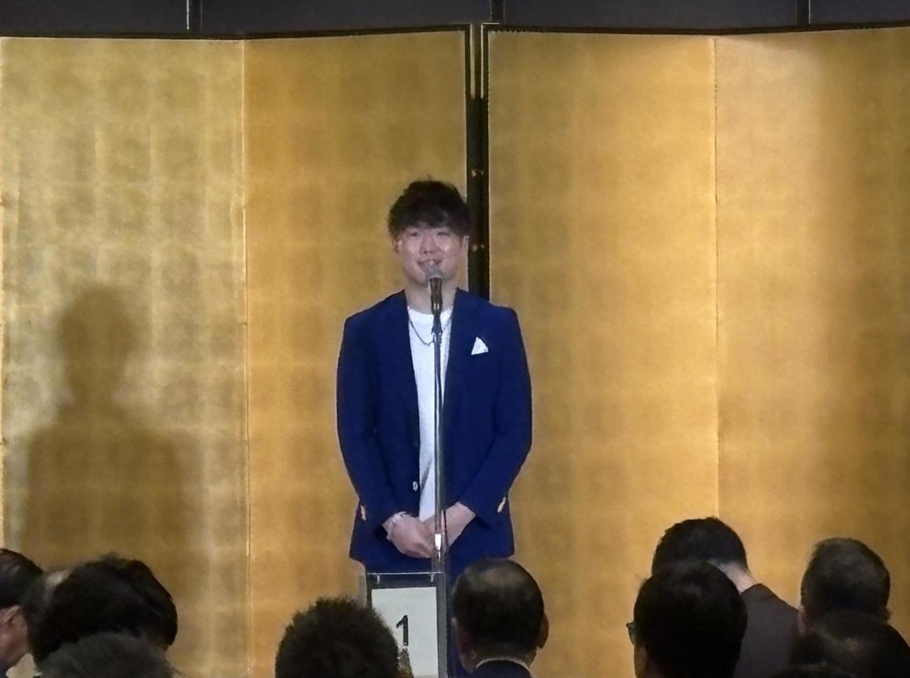 後援会祝勝会であいさつする寺地拳四朗