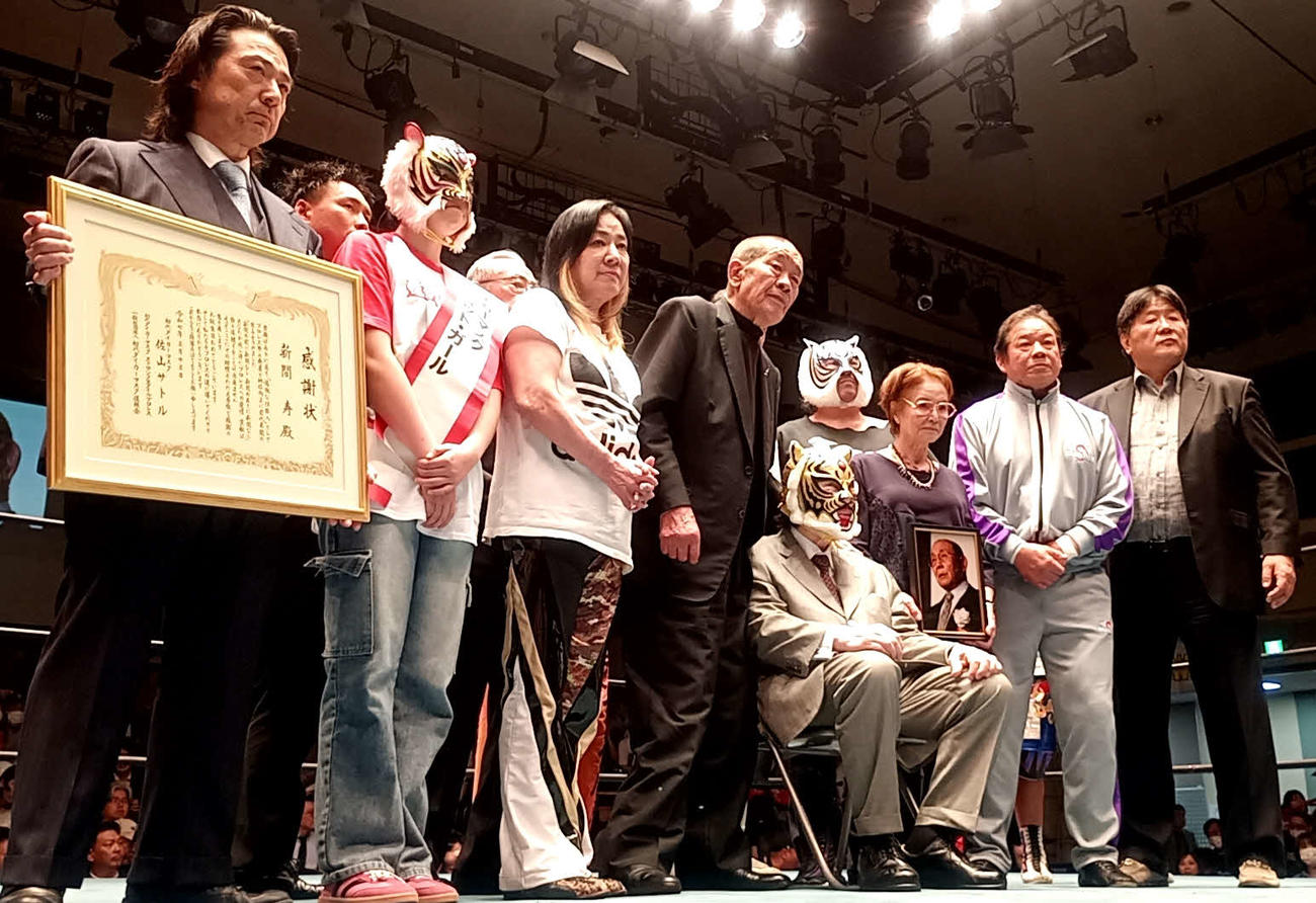 SSPW後楽園大会で行われた新間寿さん追悼セレモニーに集まった前田日明（右端）、藤波辰爾（右から2人目）、佐山聡（中央）、藤原喜明（前列左から4人目）、ジャガー横田（同3人目）ら
