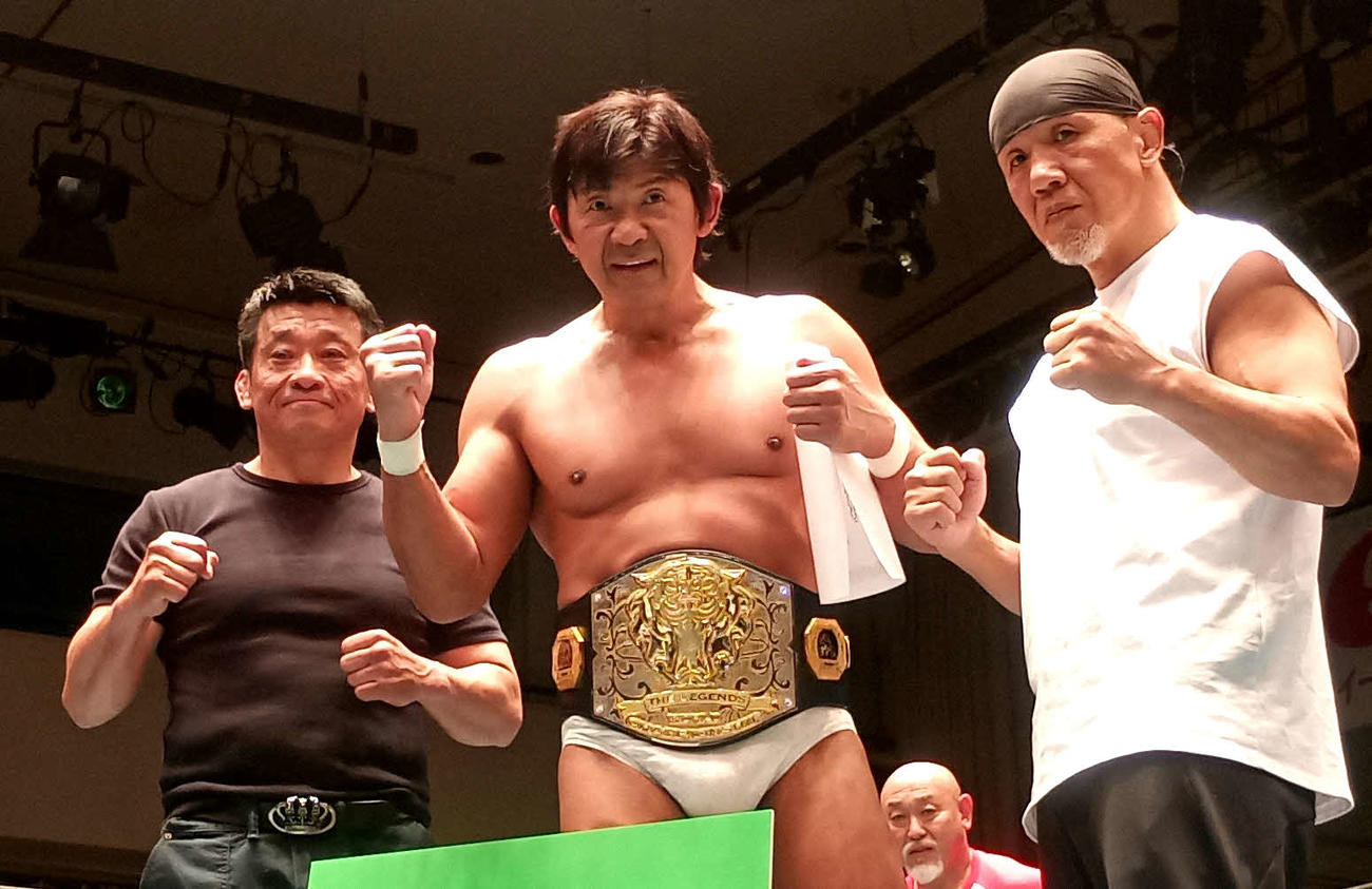 初防衛を果たした船木誠勝と、パンクラス時代の同僚、山田学（左）、高橋義生（右）