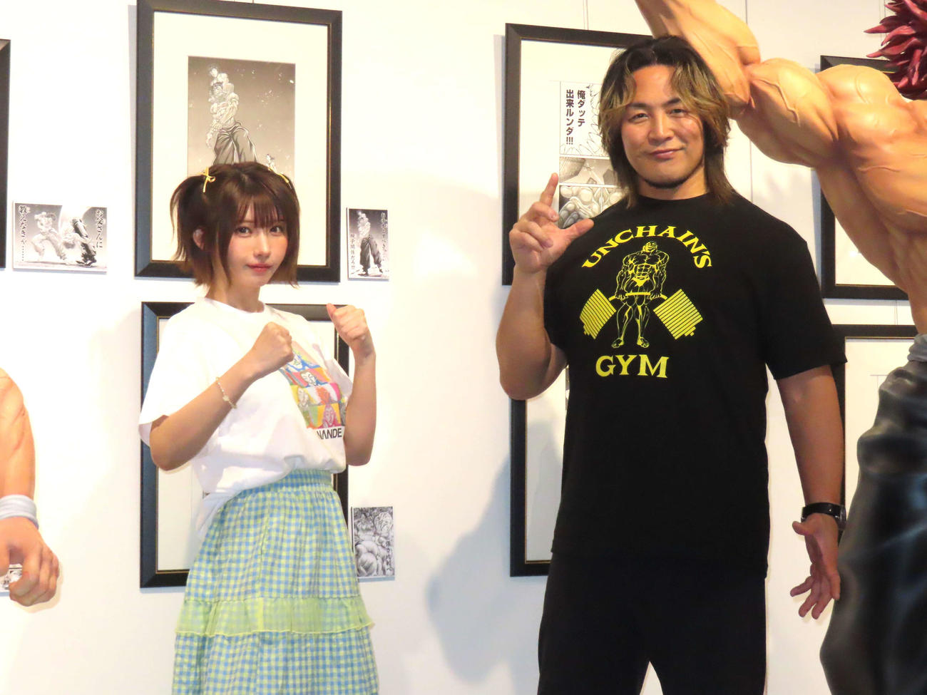 公式原画展「刃牙博ッッ！！」オープニングセレモニーに登壇したえなこ（左）と棚橋弘至