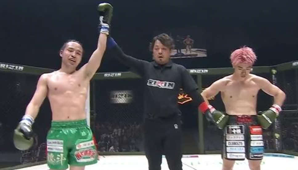 林（左）が西島に勝利して高校時代のリベンジを果たした（RIZIN公式Xから）