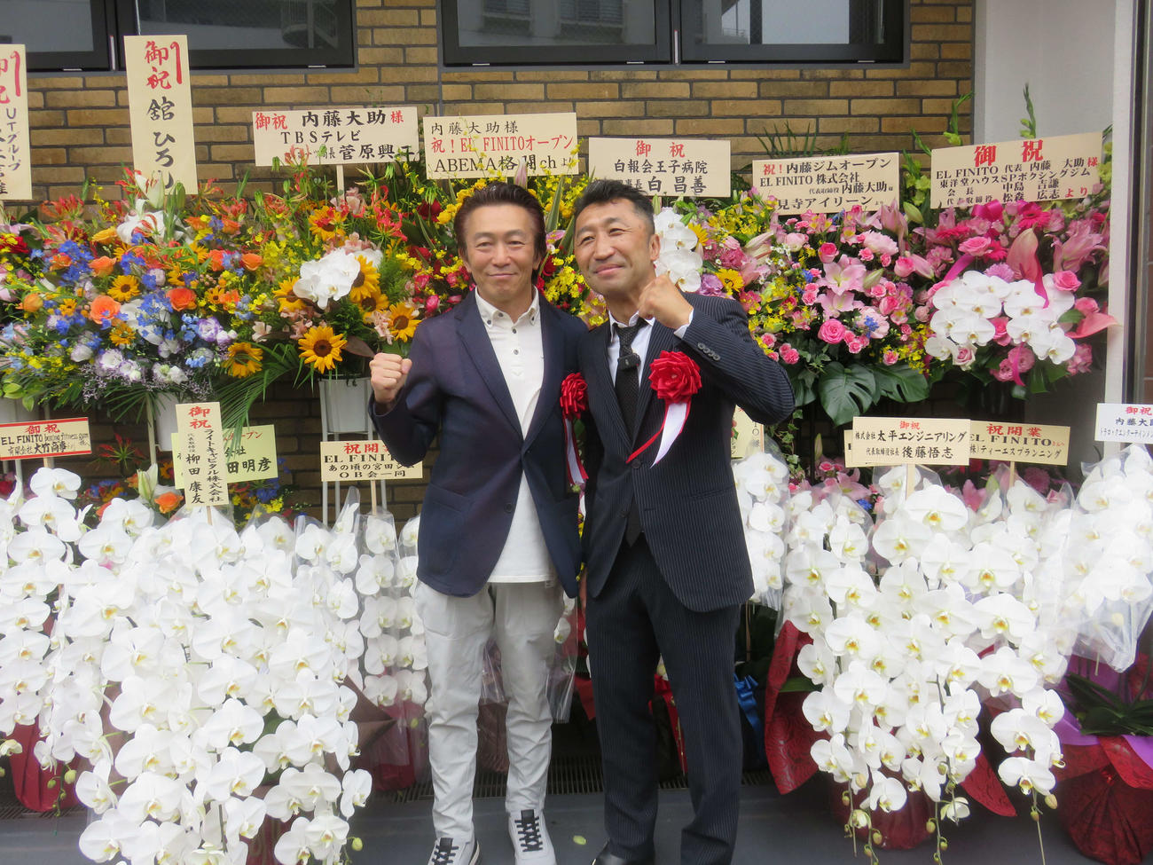 元WBC世界フライ級王者の内藤大助氏が都内でジムを開設　左は野木トレーナー