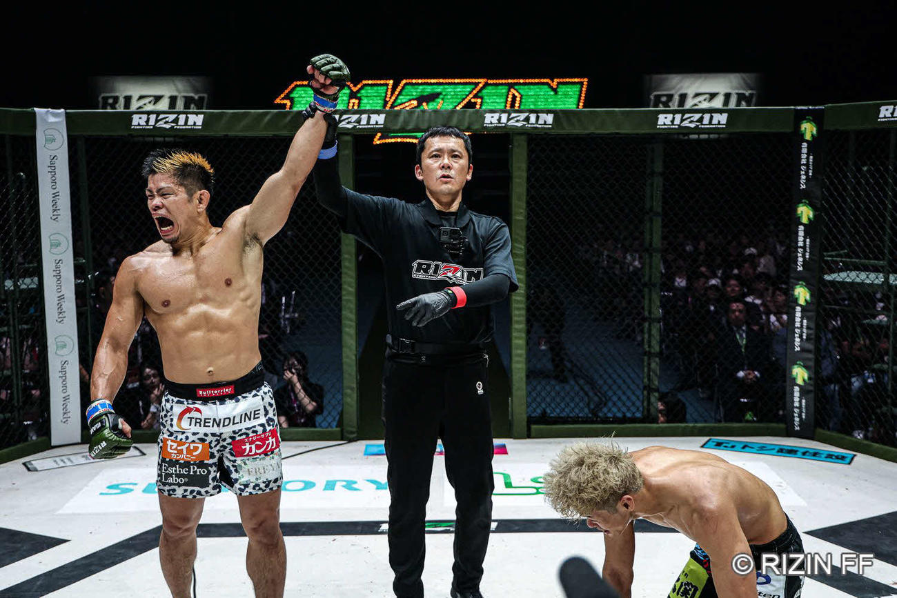 鈴木博昭（左）が山本空良を下して連敗を3でストップした（C）RIZIN FF