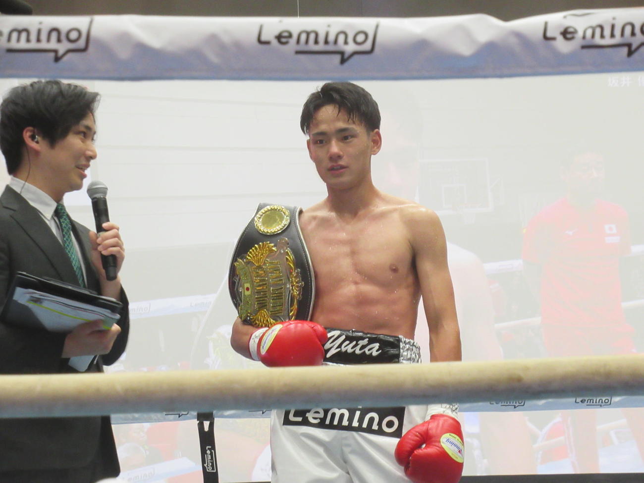 アマ7冠の坂井優太（右）は、初タイトルとして日本ユースバンタム級王座を獲得（撮影・益田一弘）