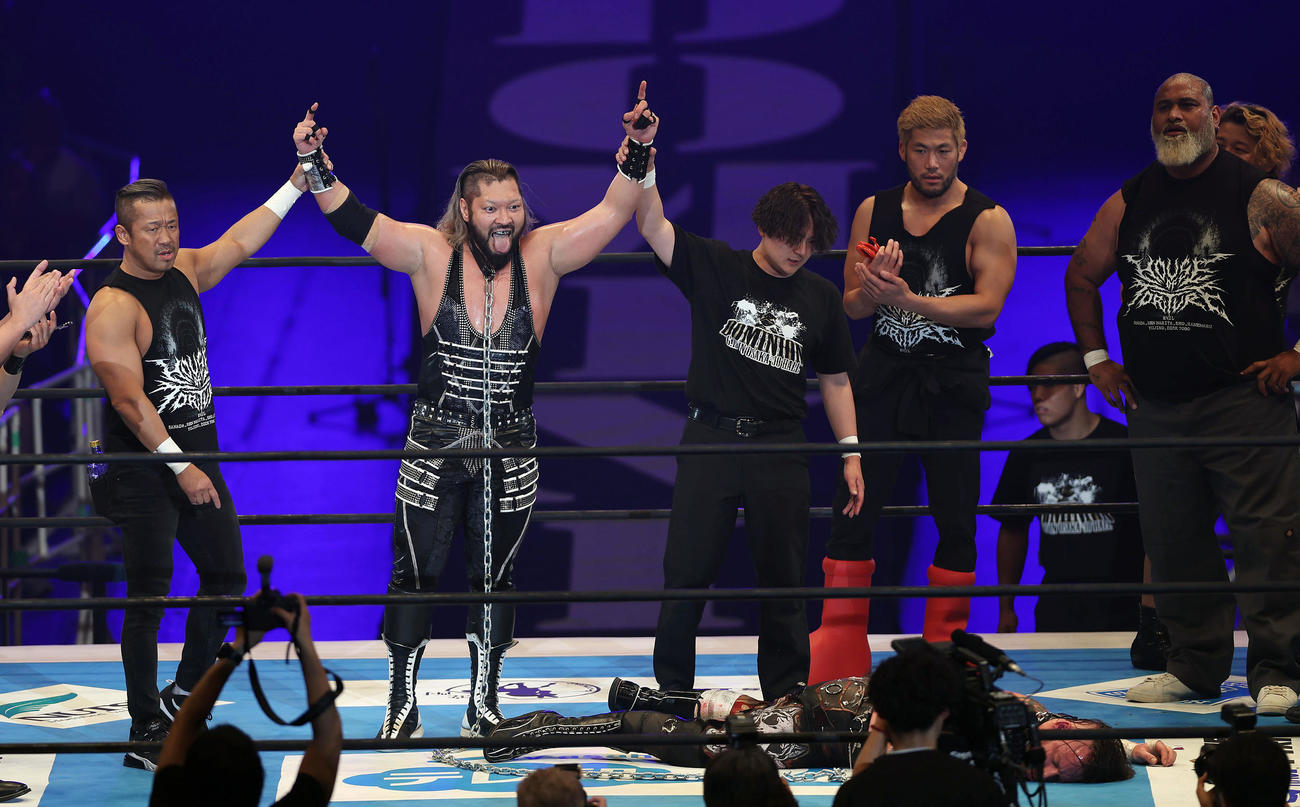 チェーンデスマッチでデビッド・フィンレー（下）を失神させTKO勝ちしたEVIL（左から2人目）（撮影・前田充）
