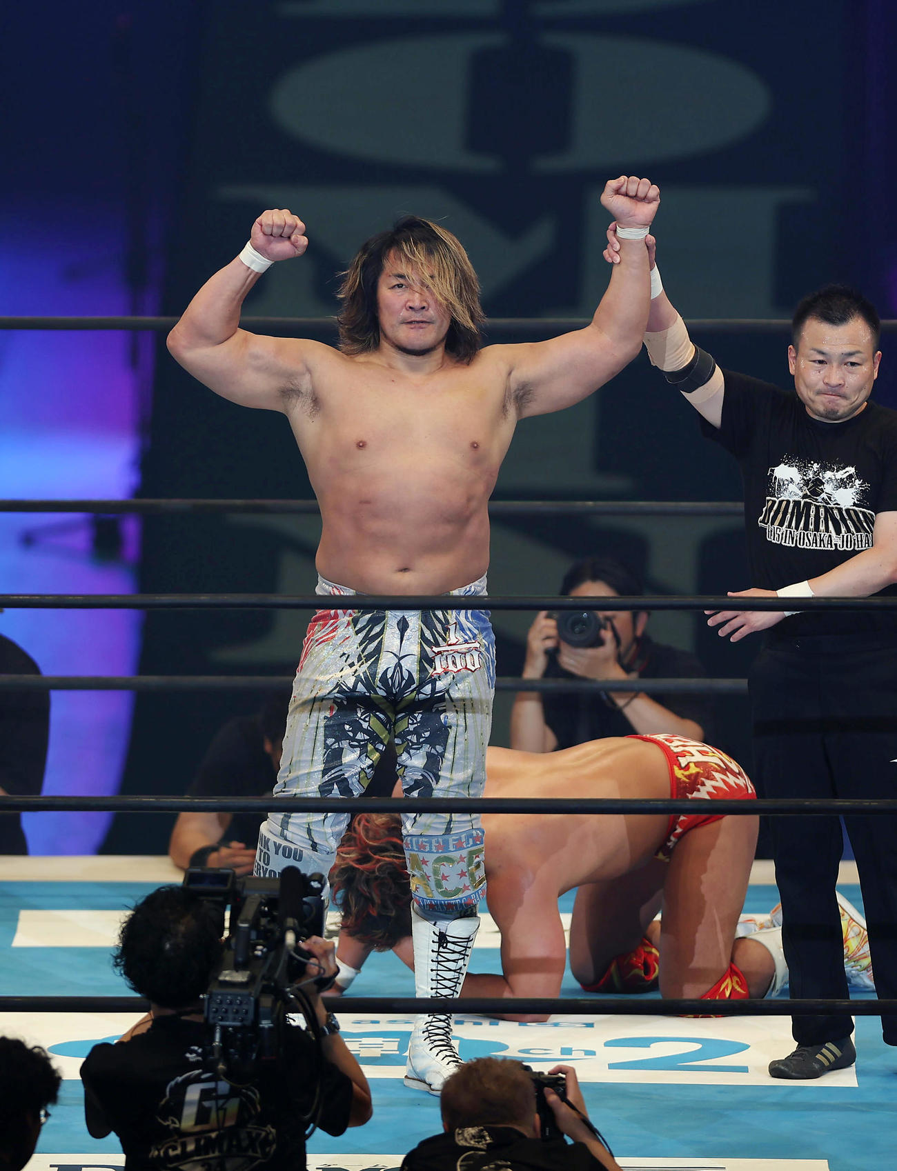 棚橋弘至対上村優也　上村優也（後方）に勝利した棚橋弘至（撮影・前田充）