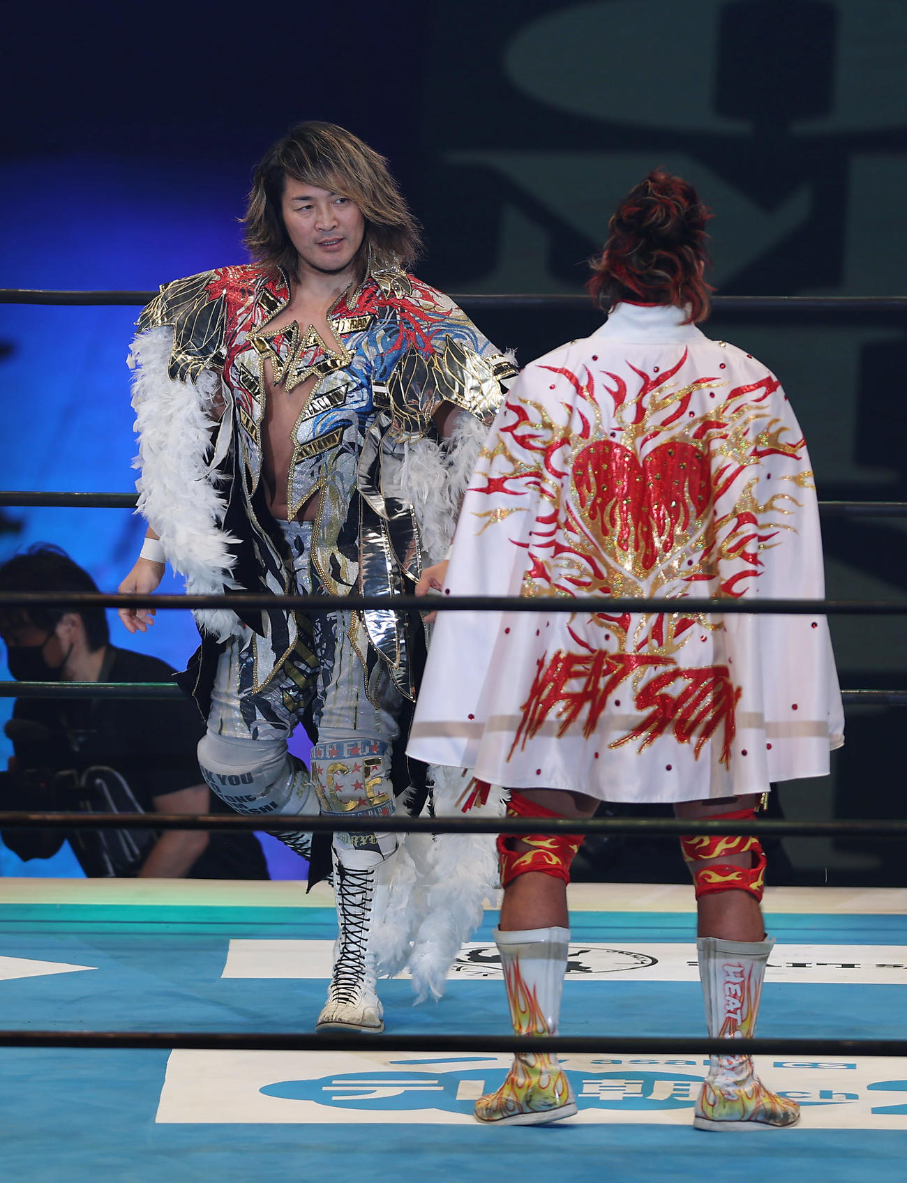 棚橋弘至対上村優也　入場する棚橋弘至。手前は上村優也（撮影・前田充）