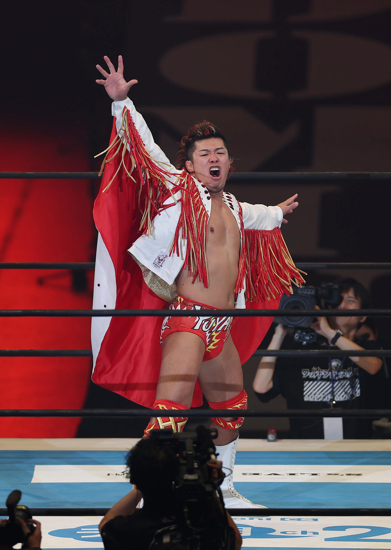 棚橋弘至対上村優也　入場する上村優也（撮影・前田充）