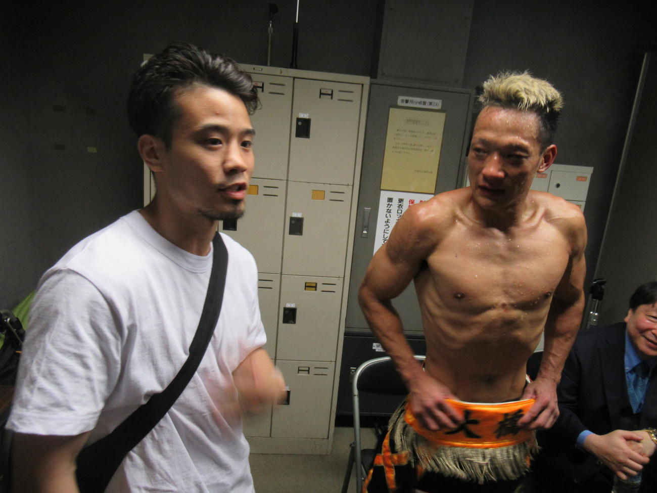 東洋太平洋スーパーバンタム級王者中嶋一輝（右）は3度目の防衛に成功して、辰吉寿以輝の訪問を受けた（撮影・益田一弘）