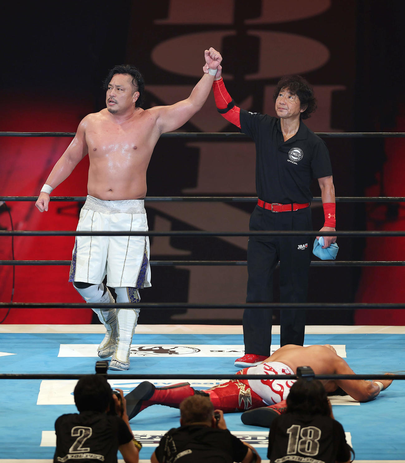 後藤洋央紀対鷹木信悟　鷹木信悟（下）を破り7度目の防衛に成功した後藤洋央紀（左）（撮影・前田充）