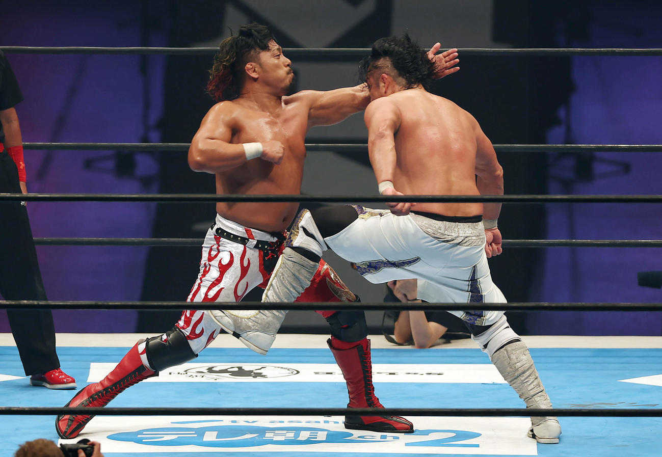 後藤洋央紀対鷹木信悟　激しくぶつかり合う鷹木信悟（左）と後藤洋央紀（撮影・前田充）