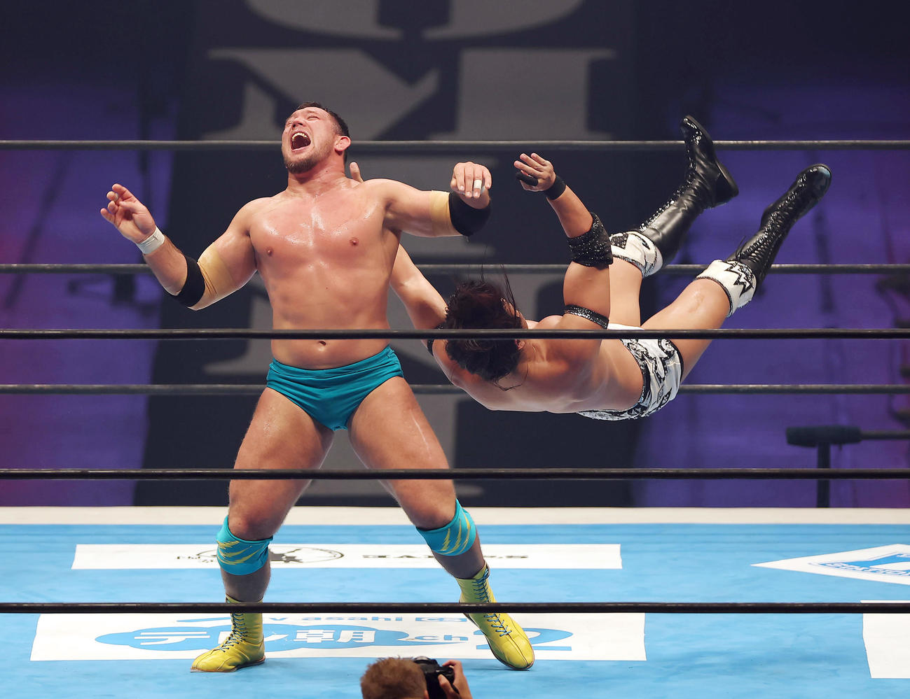 KONOSUKE TAKESHITA対ボルチン・オレッグ　TAKESHITA（右）を投げ飛ばすボルチン・オレッグ（撮影・前田充）
