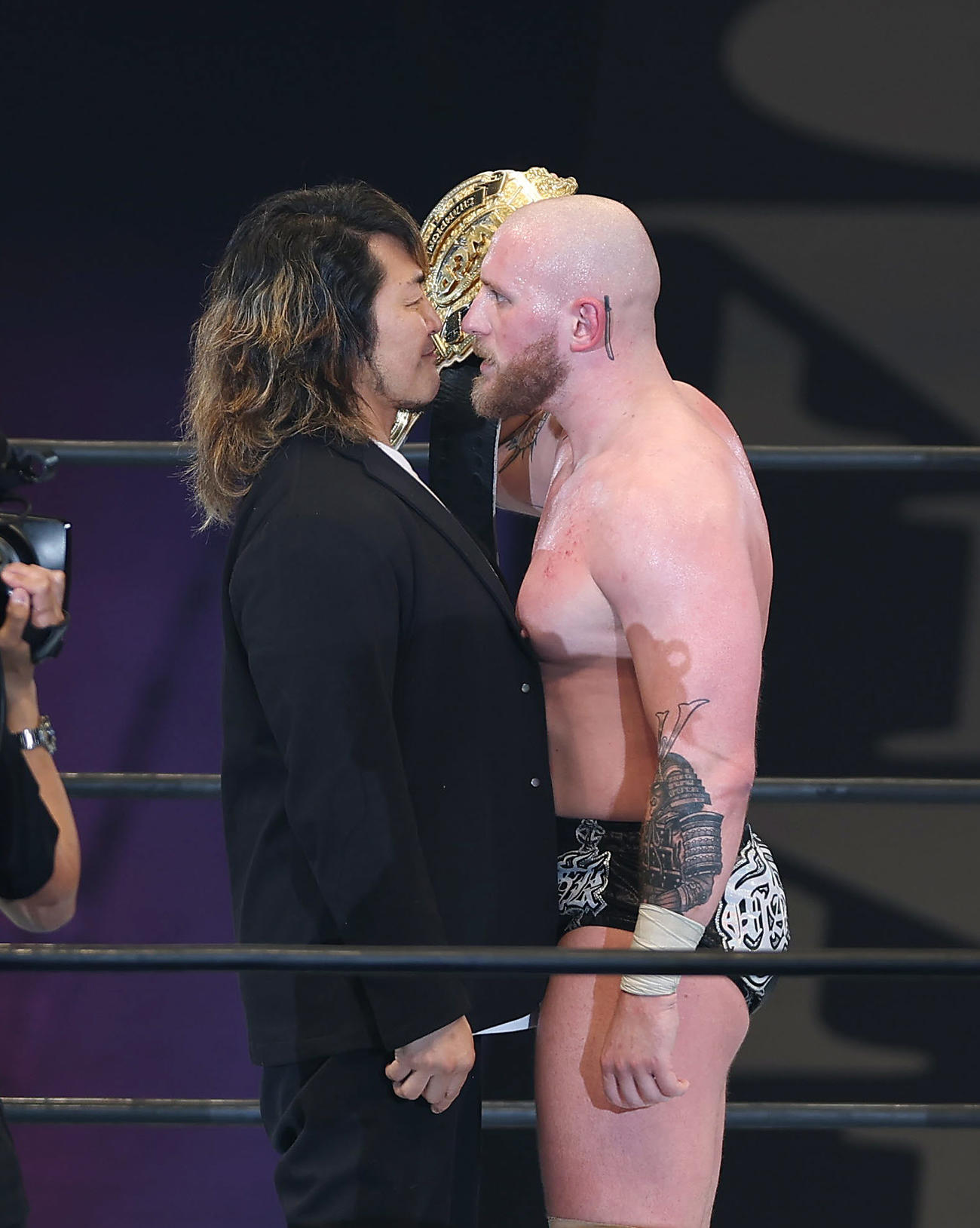 辻陽太対ゲイブ・キッド　試合後、棚橋弘至（左）と顔を突き合わせるゲイブ・キッド（撮影・前田充）