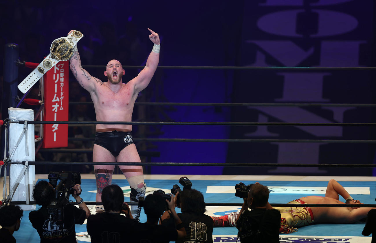 辻陽太対ゲイブ・キッド　辻陽太（右）を破り新チャンピオンとなったゲイブ・キッド（撮影・前田充）