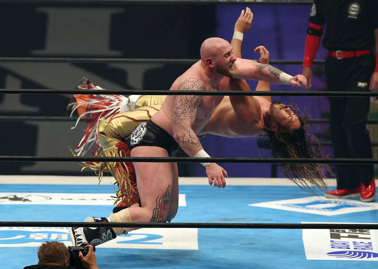辻陽太対ゲイブ・キッド　辻陽太（右）にラリアットを見舞うゲイブ・キッド（撮影・前田充）