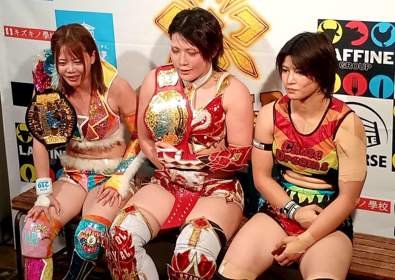 団体戦に勝利したマリーゴールド。左から岩谷麻優、林下詩美、山岡聖怜