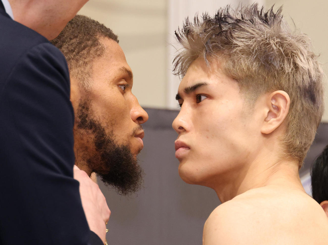 記念撮影で火花を散らすWBO世界ウエルター級王者ノーマン・ジュニア（左）と佐々木（撮影・中島郁夫）