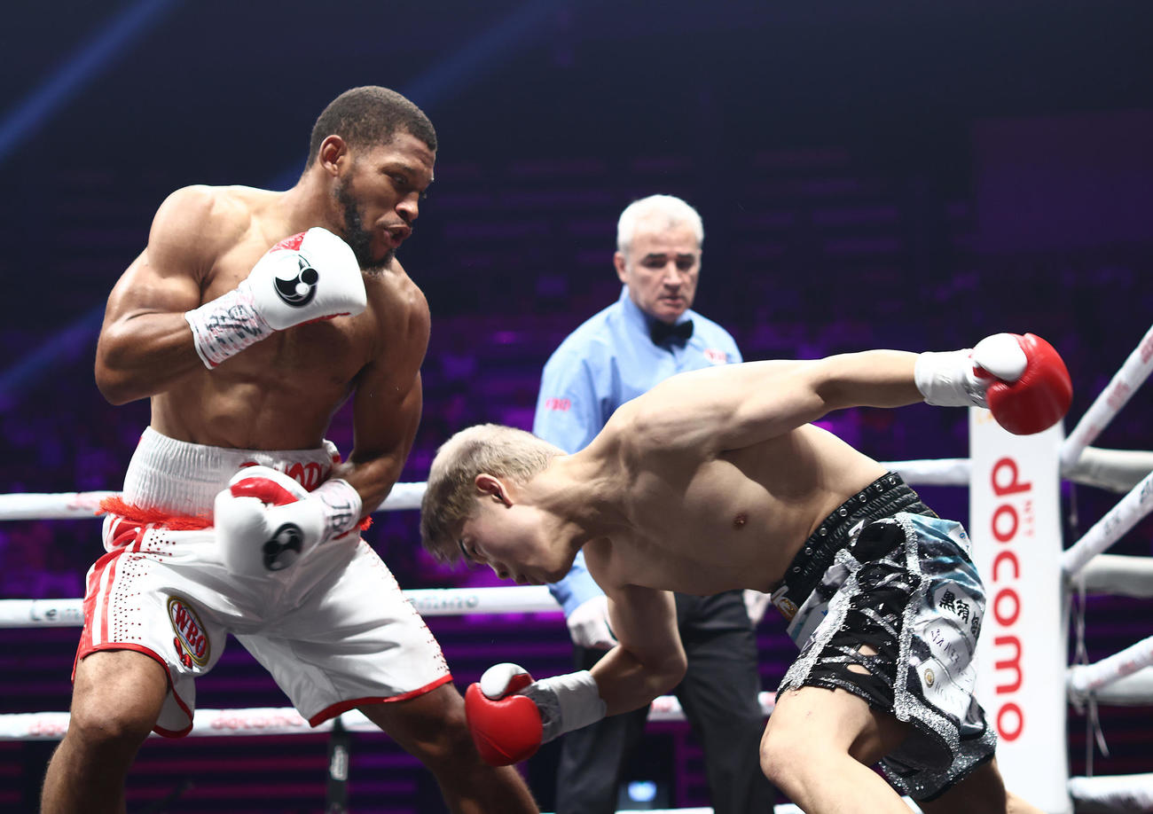 1回、佐々木（右）はノーマンを攻める（撮影・河田真司）