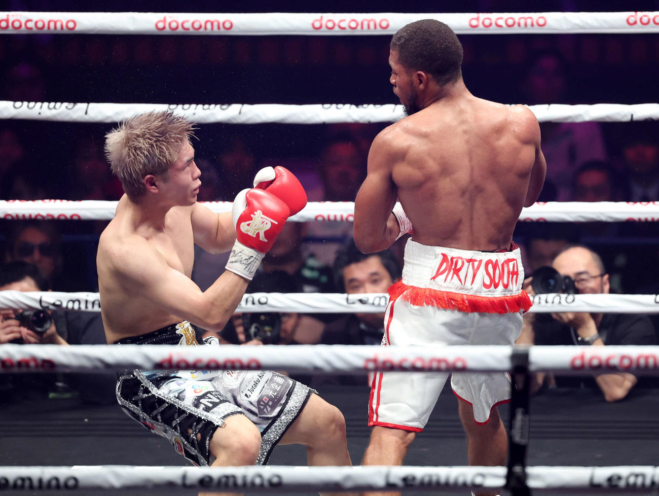 5回、ノーマン（右）にKO負けした佐々木（撮影・鈴木正人）