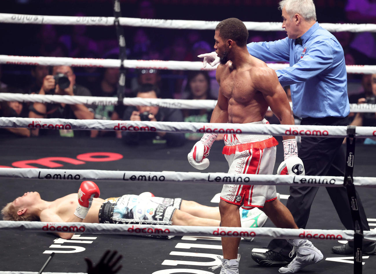 5回、ノーマン（右）にKO負けした佐々木（撮影・鈴木正人）
