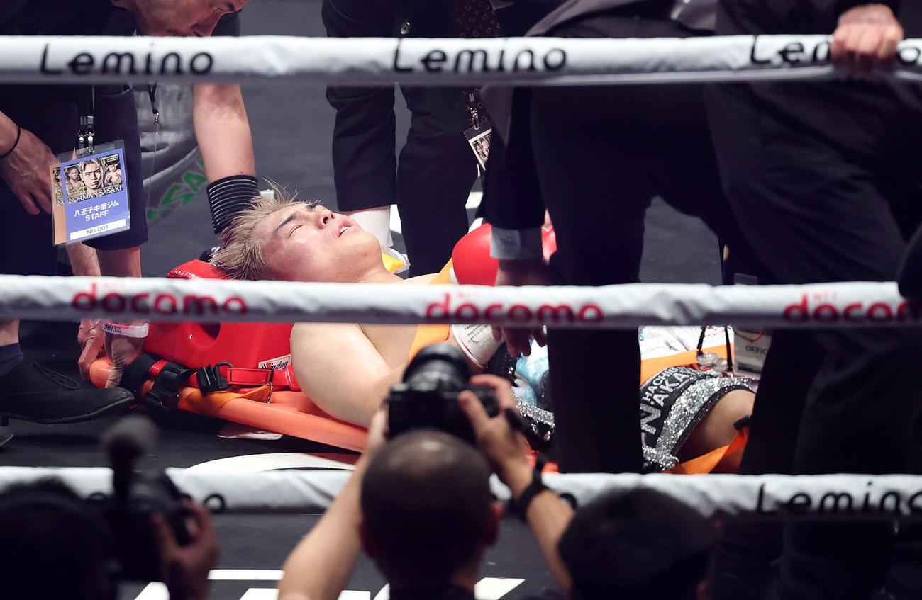 5回、ノーマンにKO負けしタンカで運ばれる佐々木（撮影・鈴木正人）