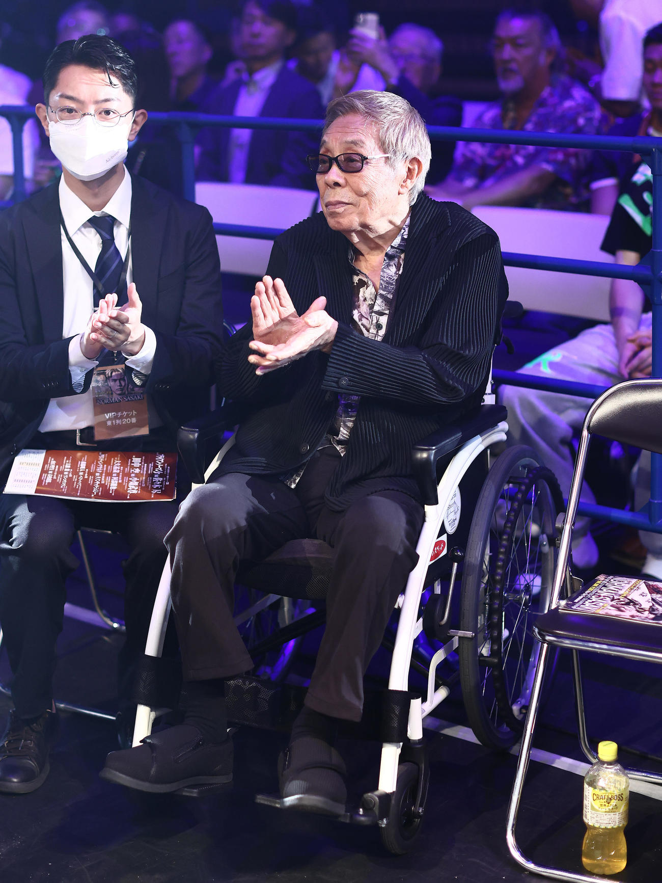 リング下で観戦する北島三郎（撮影・河田真司）