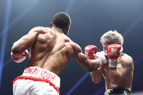 3回、佐々木(右)はノーマンを攻めに苦しむ(撮影・河田真司)