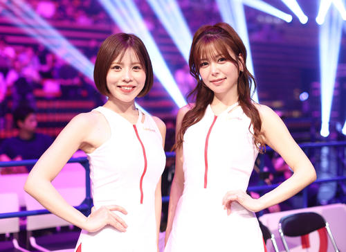 笑顔でポーズを決めるラウンドガールの須藤セリナ(左)と水瀬琴音(撮影・河田真司)