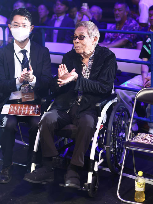 リング下で観戦する北島三郎(撮影・河田真司)