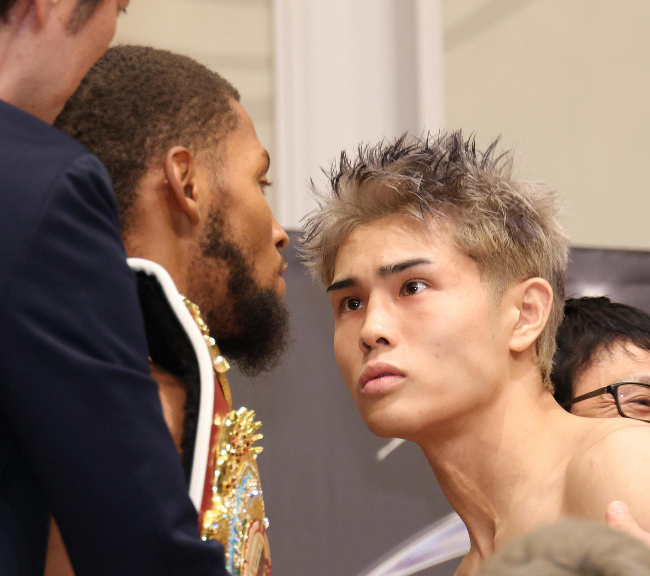 記念撮影でエキサイトするWBO世界ウエルター級王者ノーマン・ジュニア（左）と佐々木（撮影・中島郁夫）