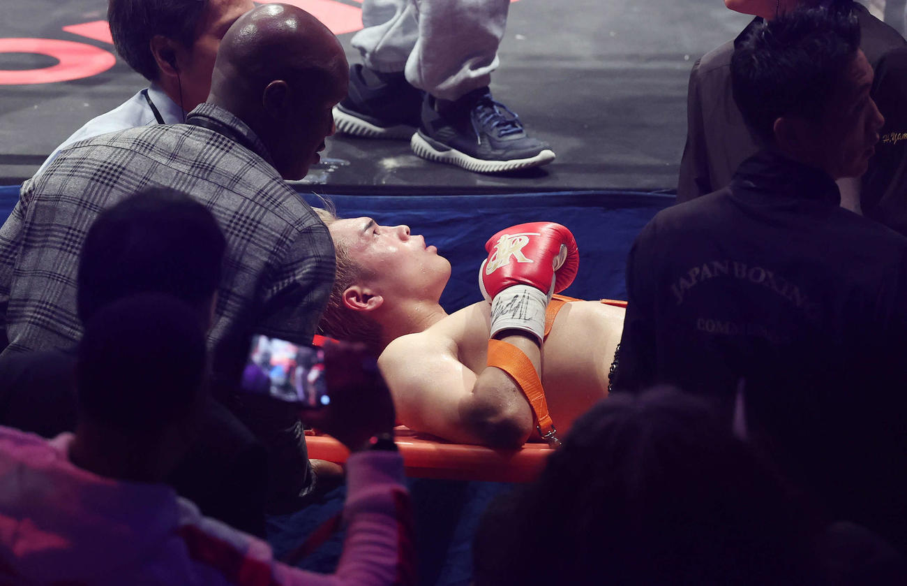 5回、ノーマンにKO負けしタンカで運ばれる佐々木（撮影・鈴木正人）