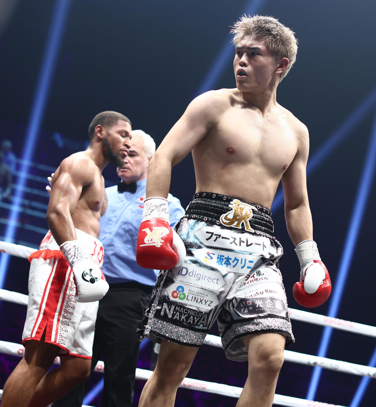 2回を終え、気持ちのこもった表情でコーナーに戻る佐々木（右）（撮影・河田真司）