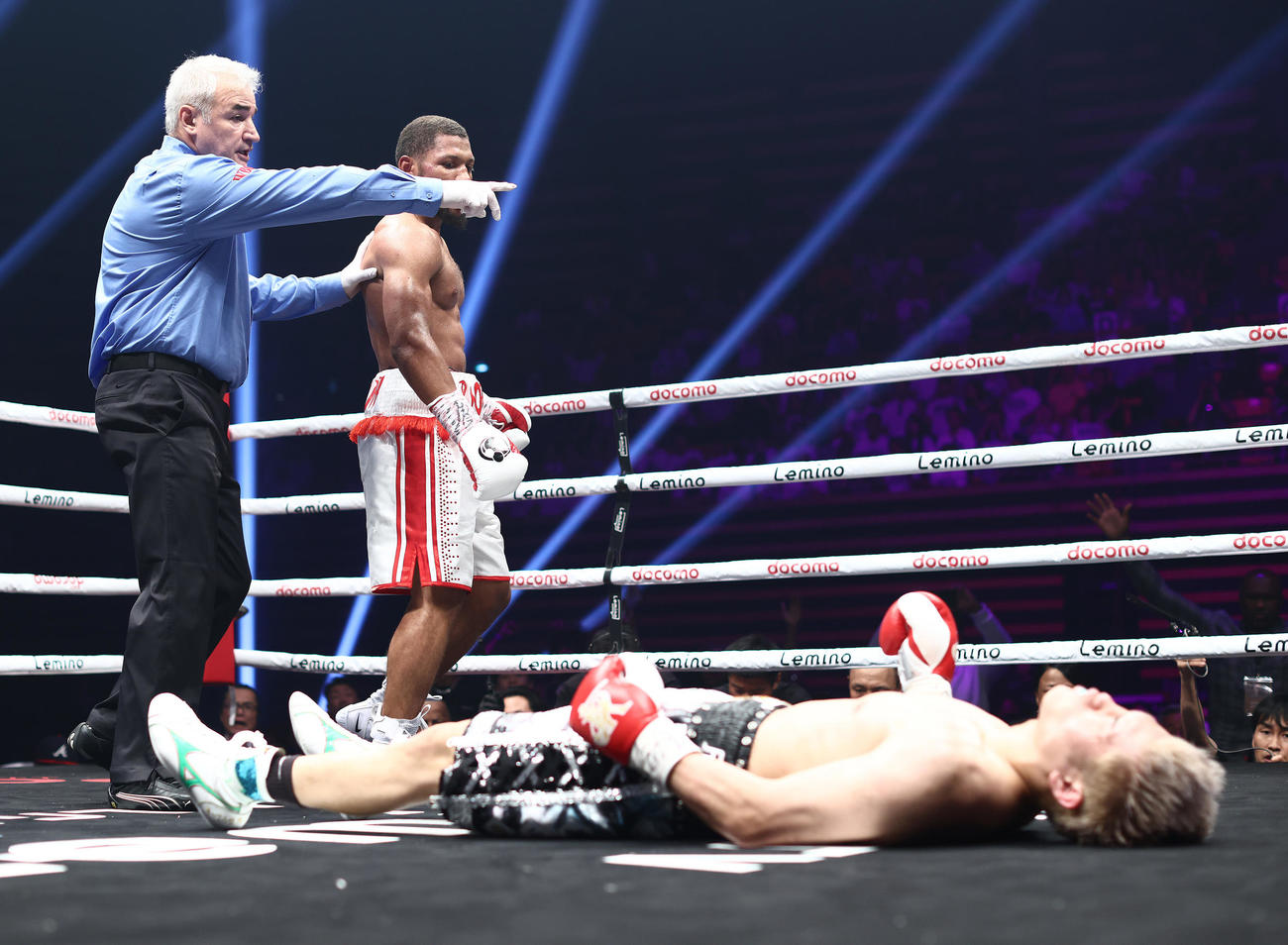 5回、ノーマンにKOで敗れた佐々木（撮影・河田真司）