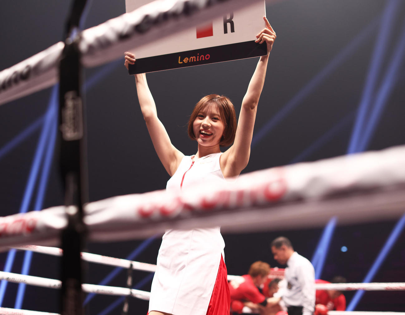ラウンドガールを務める須藤セリナ（撮影・河田真司）