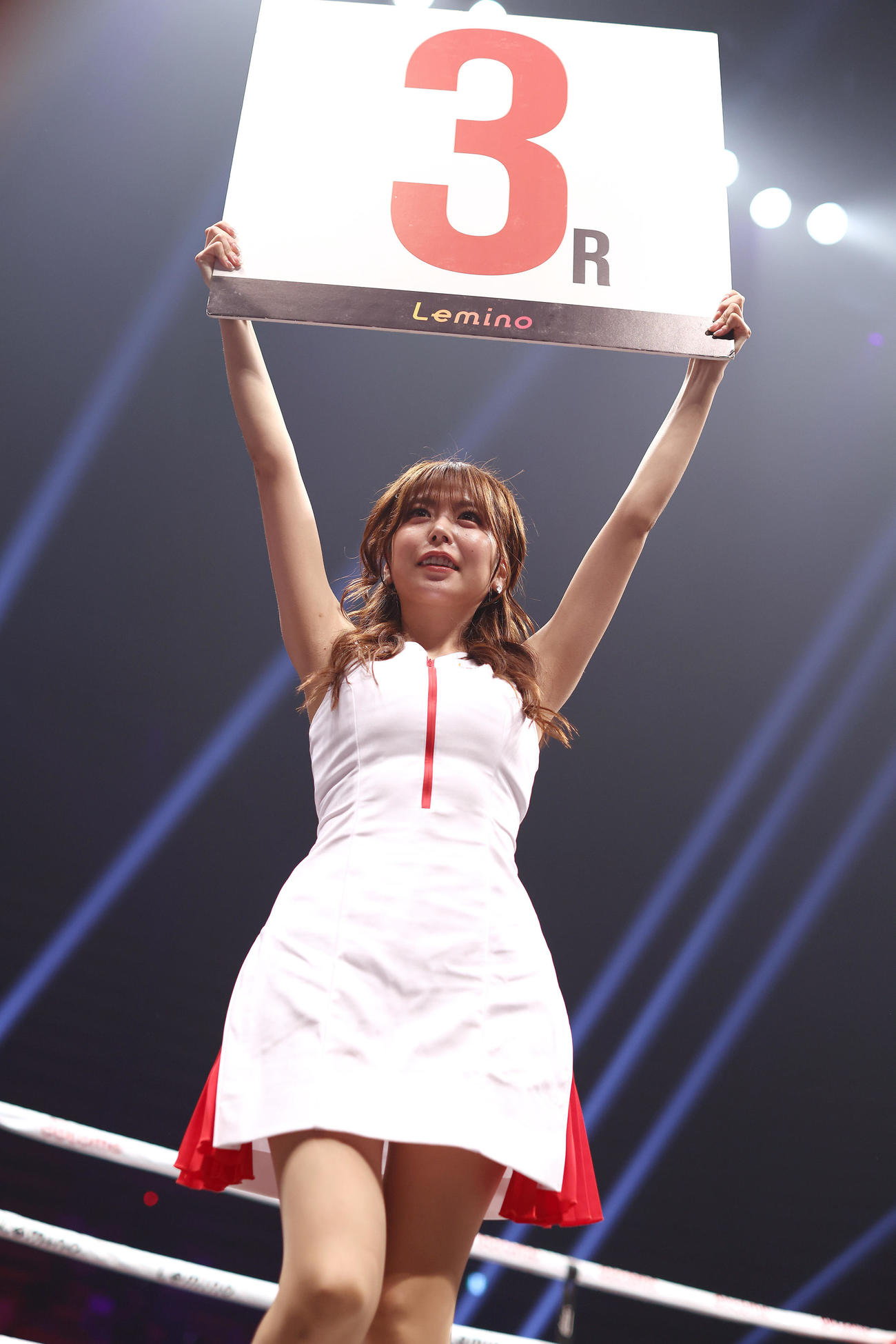 ラウンドガールを務める水瀬琴音（撮影・河田真司）