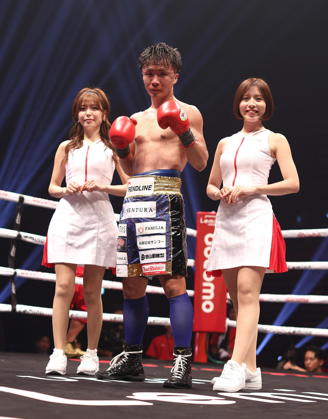 山口（中央）は木内に判定勝ちする（撮影・河田真司）