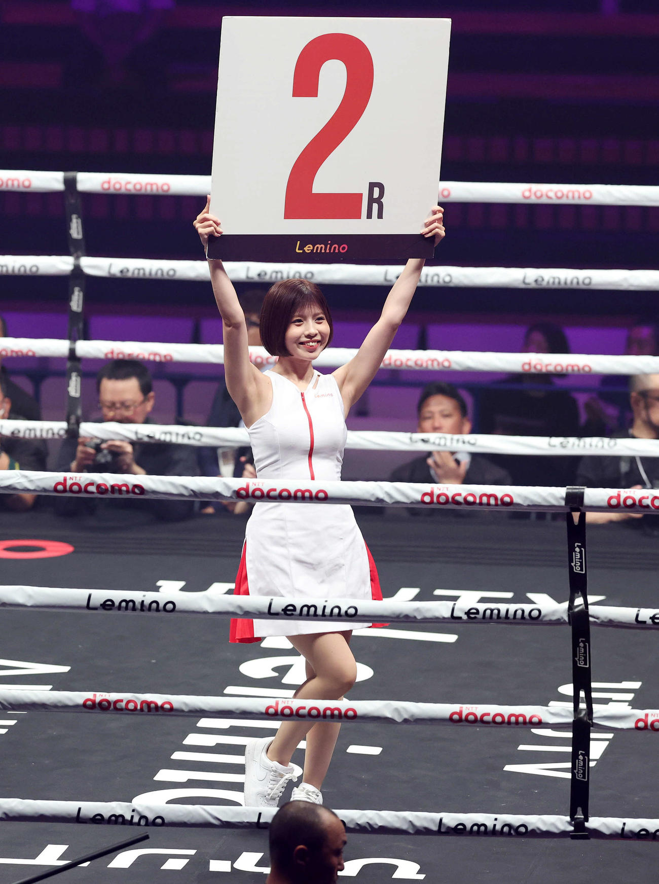 ラウンドガールを務める須藤セリナ（撮影・鈴木正人）