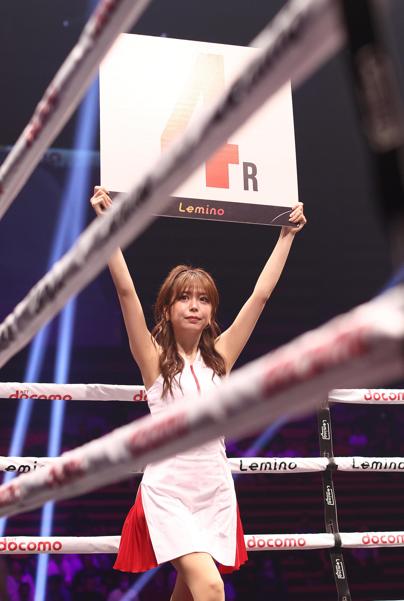 ラウンドガールを務める水瀬琴音（撮影・河田真司）