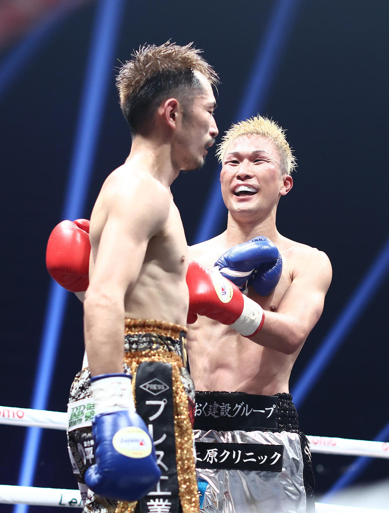 試合を終え、健闘をたたえあう大久（右）と阿部（撮影・河田真司）