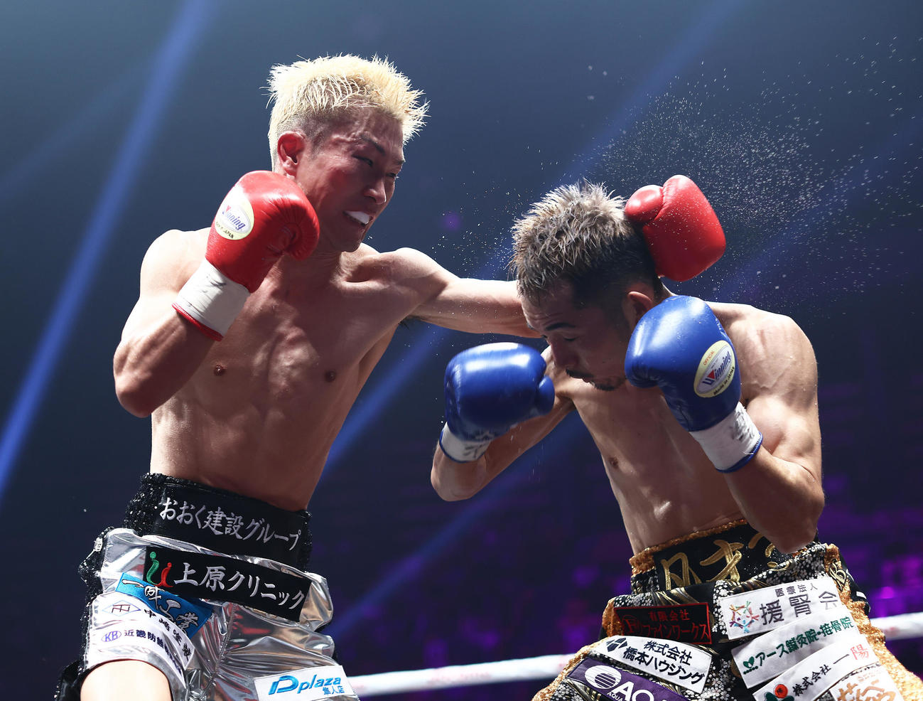 7回、激しく競り合う大久（左）と阿部（撮影・河田真司）