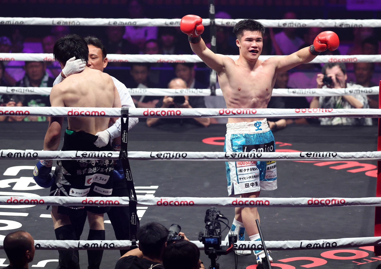 4回、小畑（左）からTKOで勝利した田中（撮影・鈴木正人）