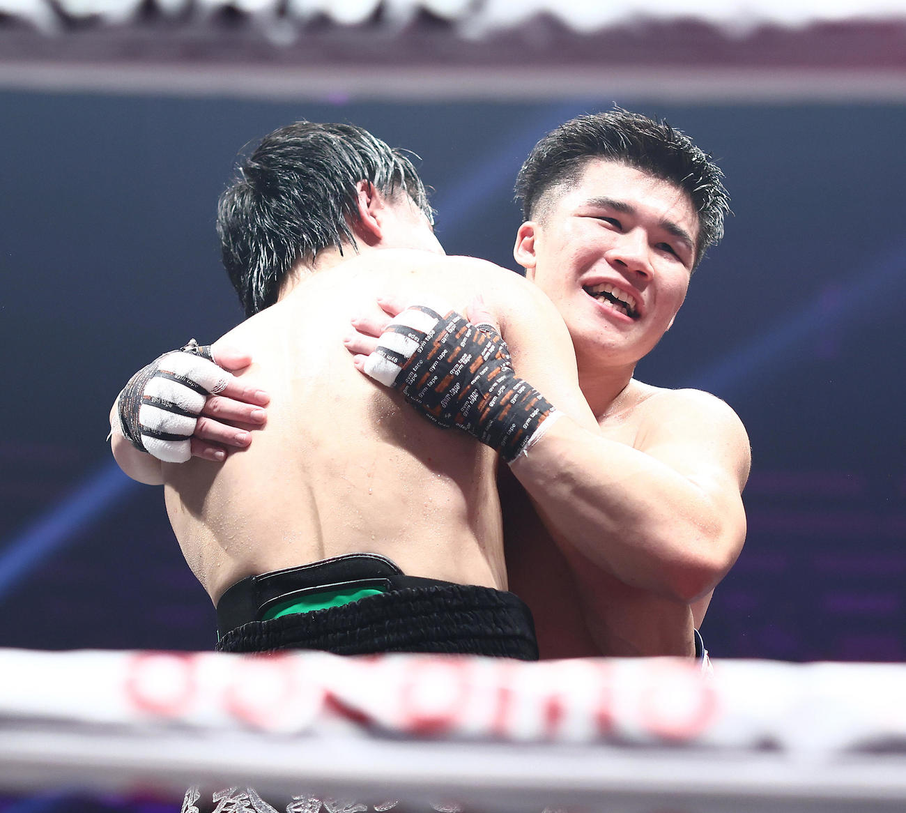 試合を終え、健闘をたたえあう小畑（左）と田中（撮影・河田真司）