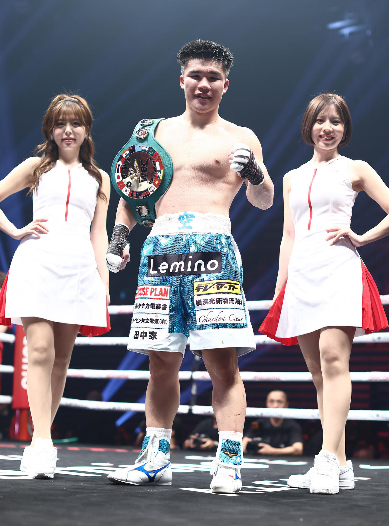 4回TKO勝ちで王座を獲得し、笑顔を見せる田中（撮影・河田真司）