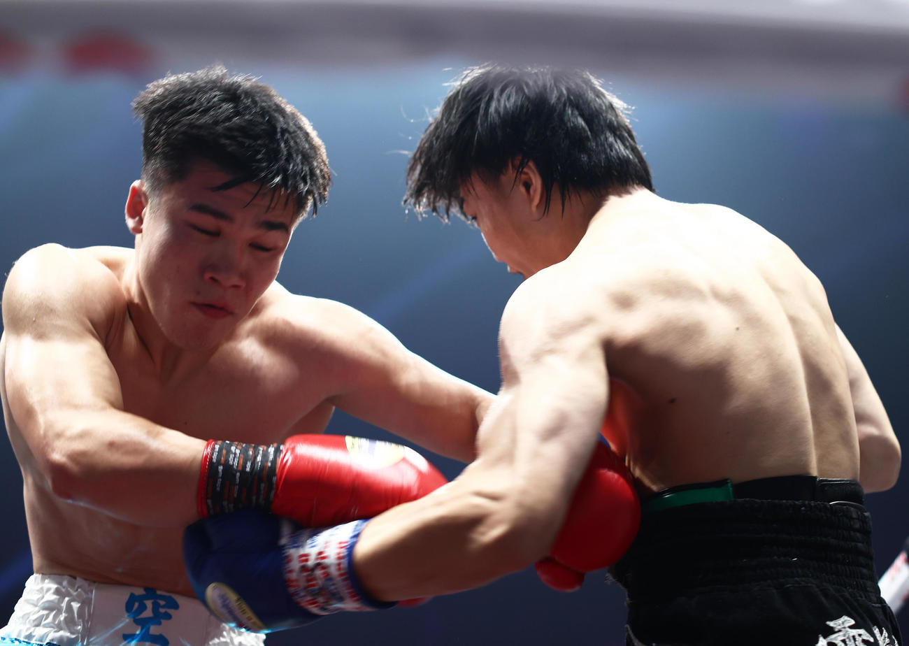 1回、田中（左）にボディを見舞う小畑（撮影・河田真司）
