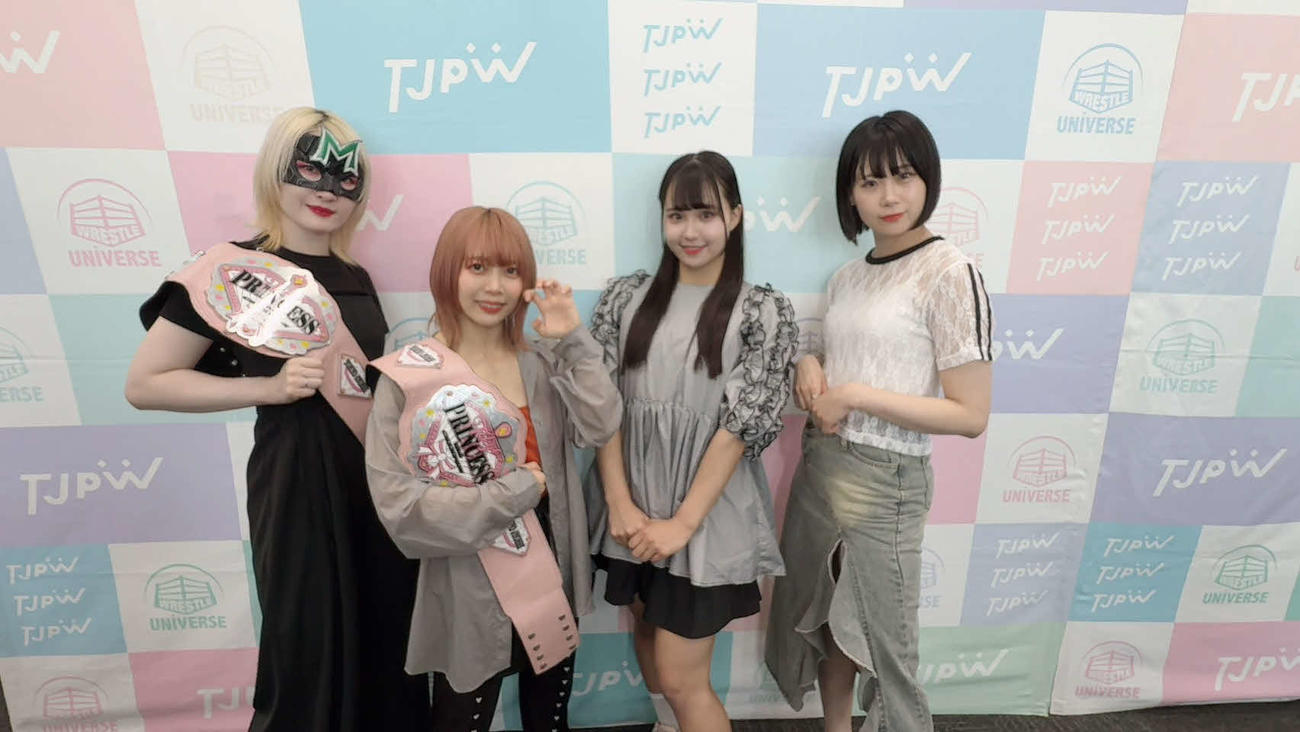プリンセスタッグ王座戦で戦う（左から）王者組「享楽共鳴」のハイパーミサヲ＆中島翔子、挑戦者組「白昼夢」の渡辺未詩＆辰巳リカ