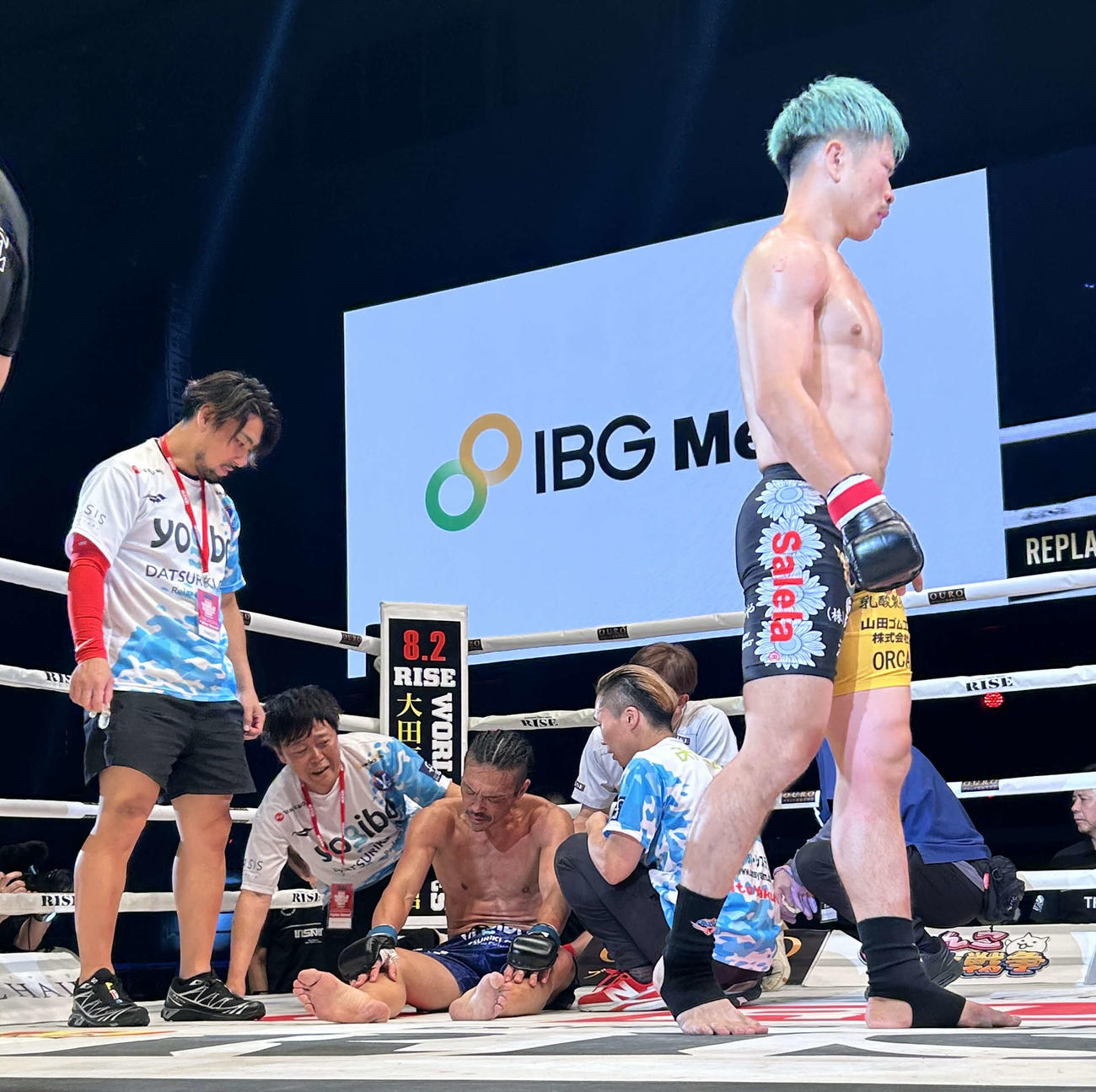 RISEワールドシリーズ2025横浜大会でチャッピー吉沼にTKO負けを喫した安彦考真（左）（撮影・松尾幸之介）