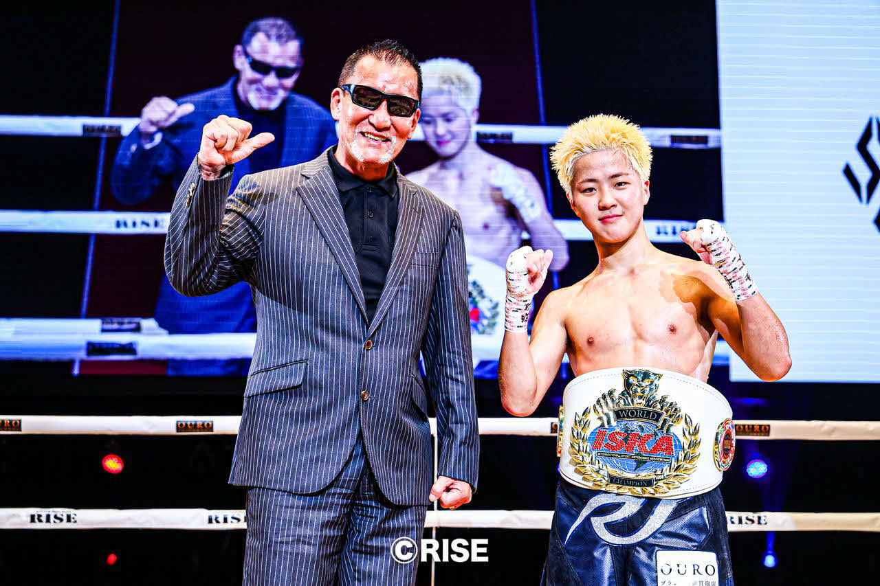 アンバサダーのプロレスラー蝶野正洋に祝福される那須川龍心（右）（C）RISE