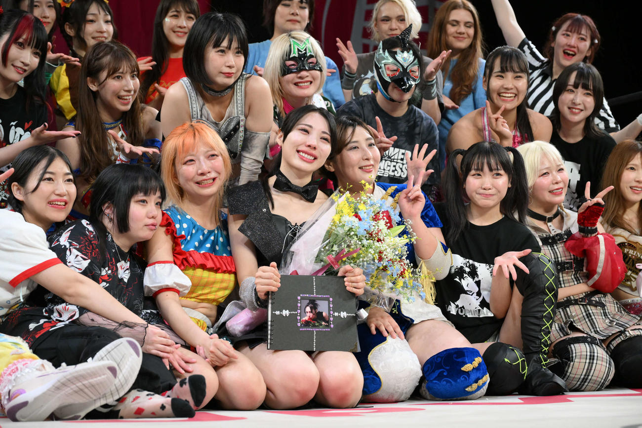 最後は難波小百合リングアナ（前列左から4人目）を囲んで記念撮影が行われた